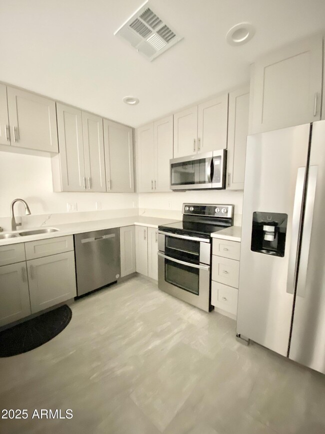 Building Photo - 2529 E Villa Theresa Dr