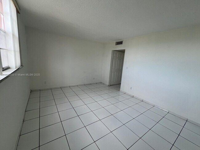 Building Photo - 1465 NE 123rd St