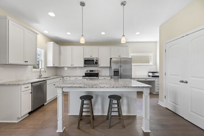 Building Photo - Elegant Home in Oyster Landing
