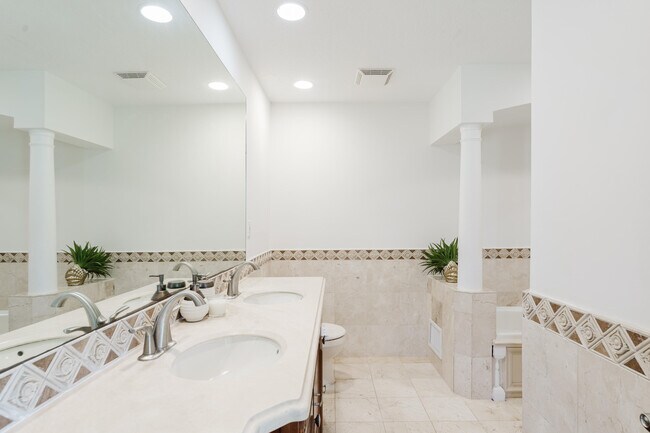 Building Photo - 247 S Ocean Blvd