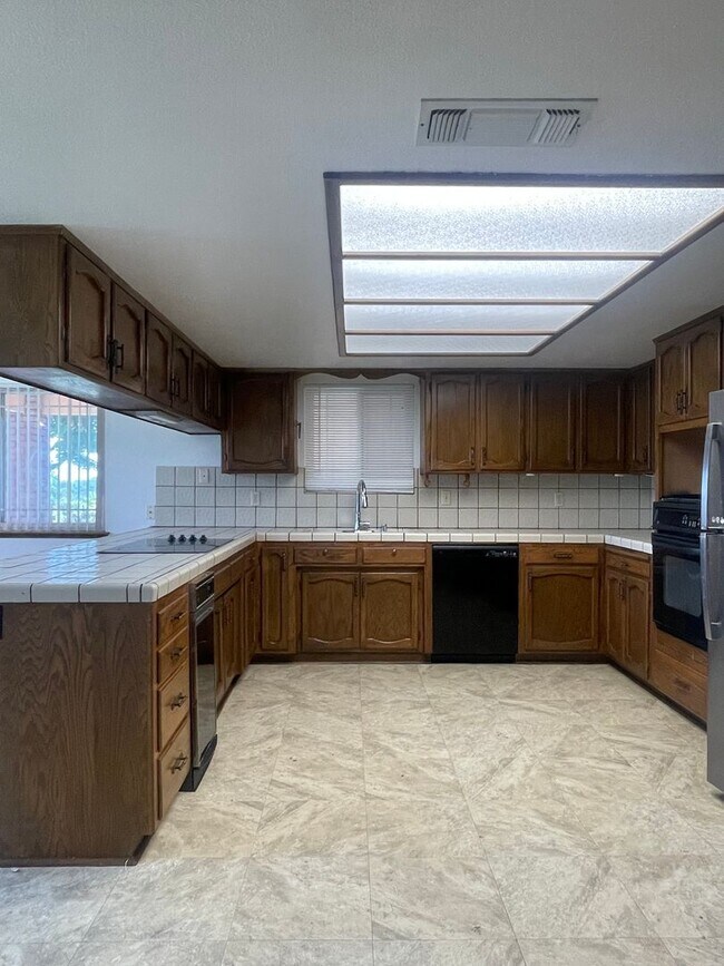 Building Photo - SPACIOUS 3 BED 2 BATH WITH A FAMILY ROOM A...