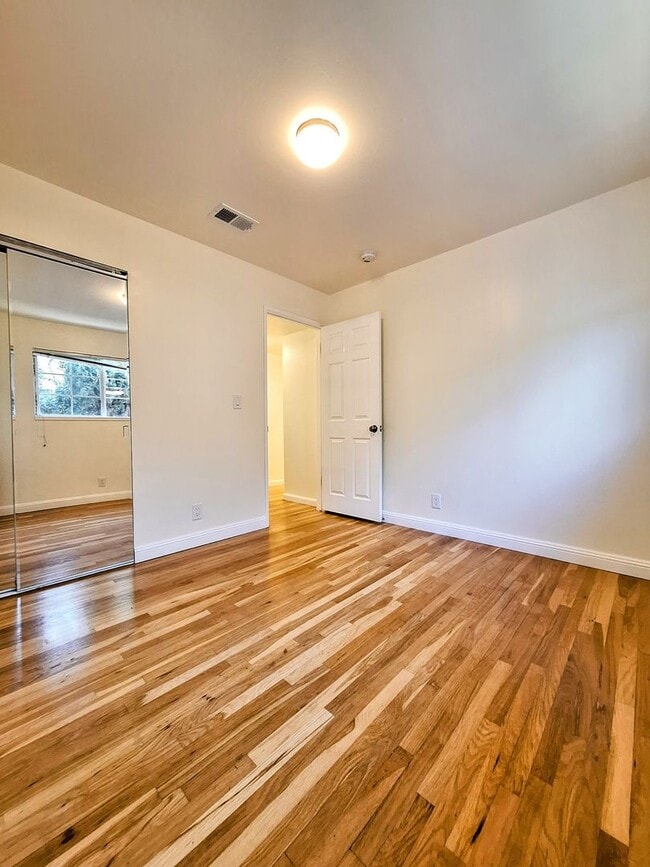 Building Photo - Beautifully Remodeled 3bd Single Story House With Bonus Room & Storage Space!