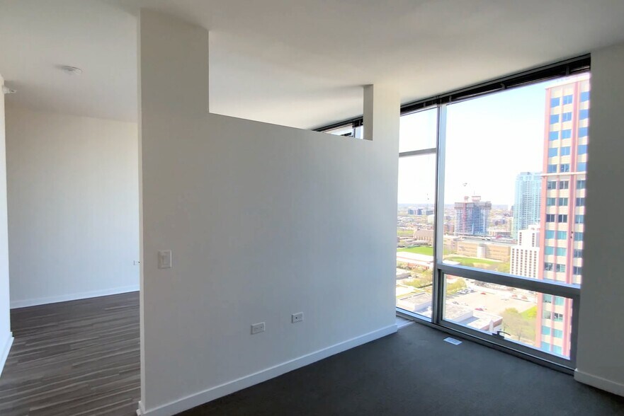 Building Photo - 170 W Chicago Ave