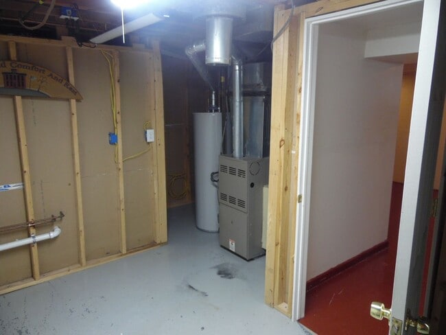Building Photo - 3 bedroom, 1.5 Bath Townhouse in Villages ...
