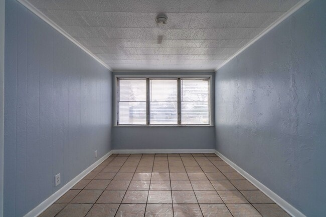 Building Photo - Adorable move in ready bungalow.