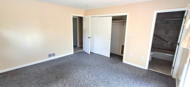 Building Photo - 3 Bedroom 2.5 Bathroom Available in Hummel...