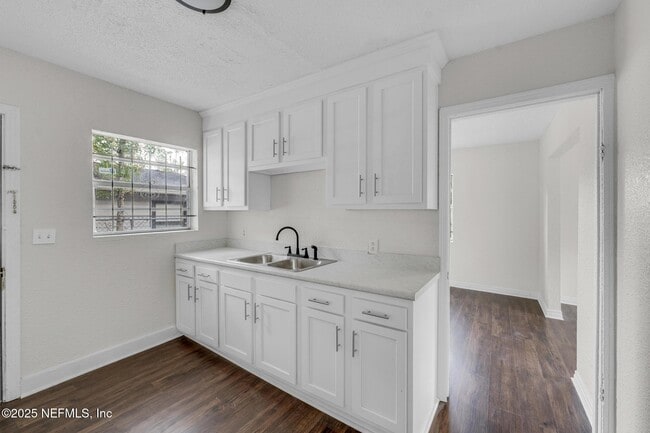 Building Photo - 2013 W 6th St