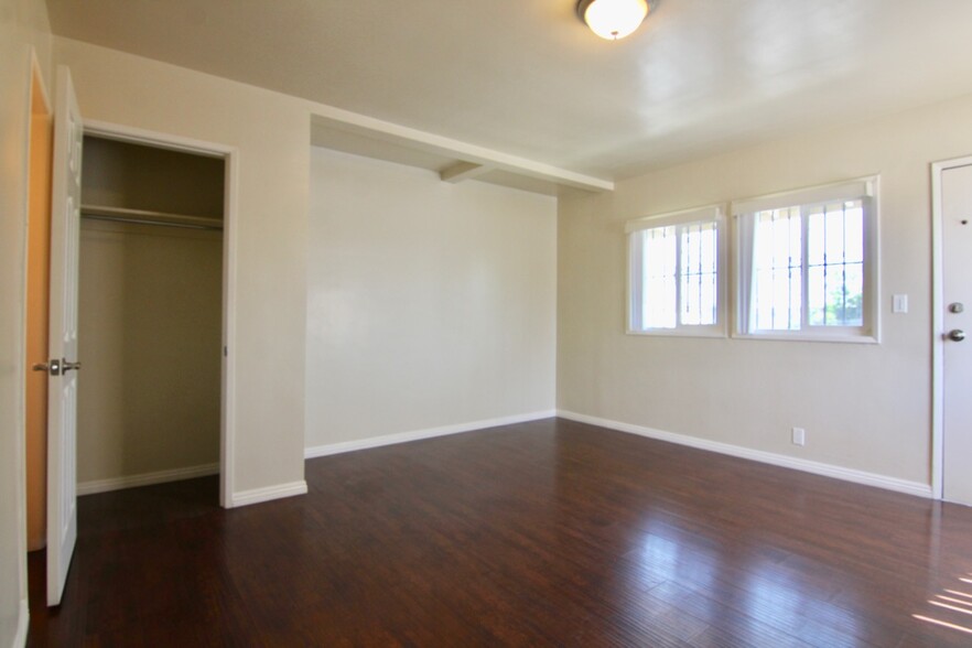 Building Photo - 3345 Del Mar Ave