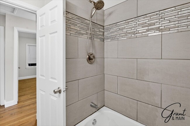 Building Photo - $1,350 - 3 Bed / 1 Bath  Home