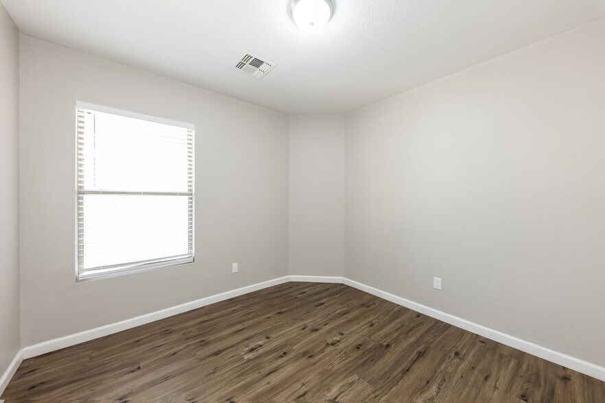 Building Photo - 12530 W Willow Ave