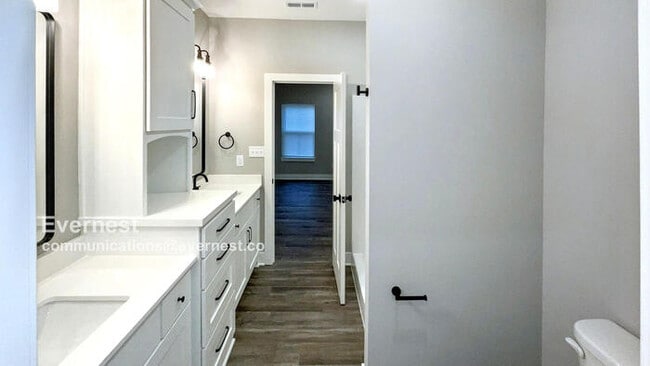 Building Photo - Charming 3-Bedroom Home with Modern Comfor...