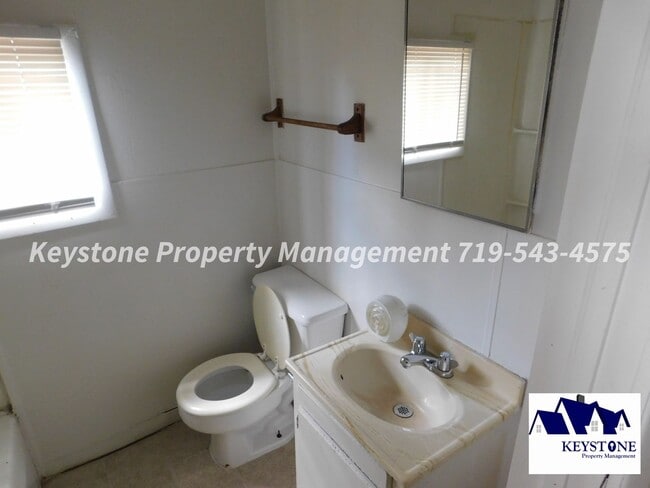 Building Photo - Small Dog Welcome! AC Unit Included! Studio Near Downtown $650/$650