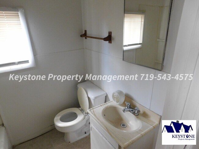 Building Photo - Small Dog Welcome! AC Unit Included! Studio Near Downtown $700/$700