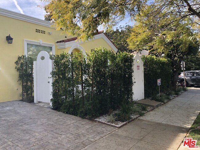 Building Photo - 257 N La Peer Dr
