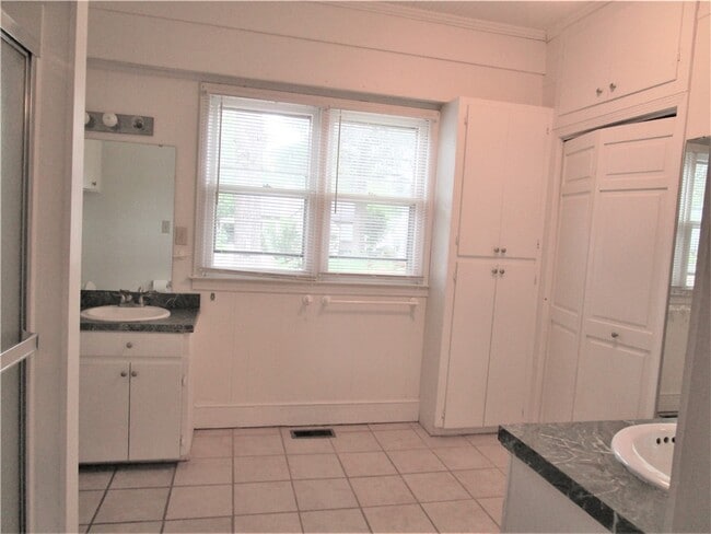 Building Photo - 2413 Pope Dr