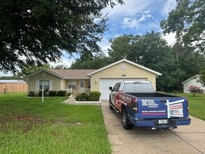 Building Photo - 3 Bed , 2 Bath. Garage Lovers Paradise!! M...