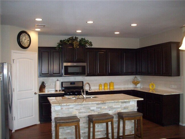 Building Photo - 1002 Beacon Cove