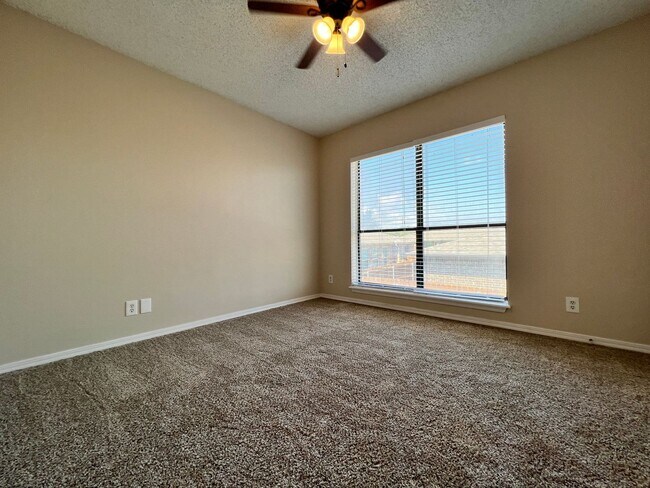 Building Photo - 2 Bedroom 2 Bath Apartment w/ Washer and Dryer Connections