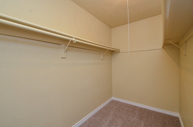 Building Photo - 3 BEDROOM TOWNHOME FOR LEASE IN LANGHAM CREEK