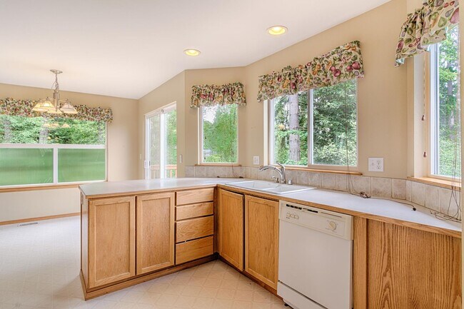 Building Photo - Large Updated 5 Bed SPLIT-LEVEL Kenmore Home!