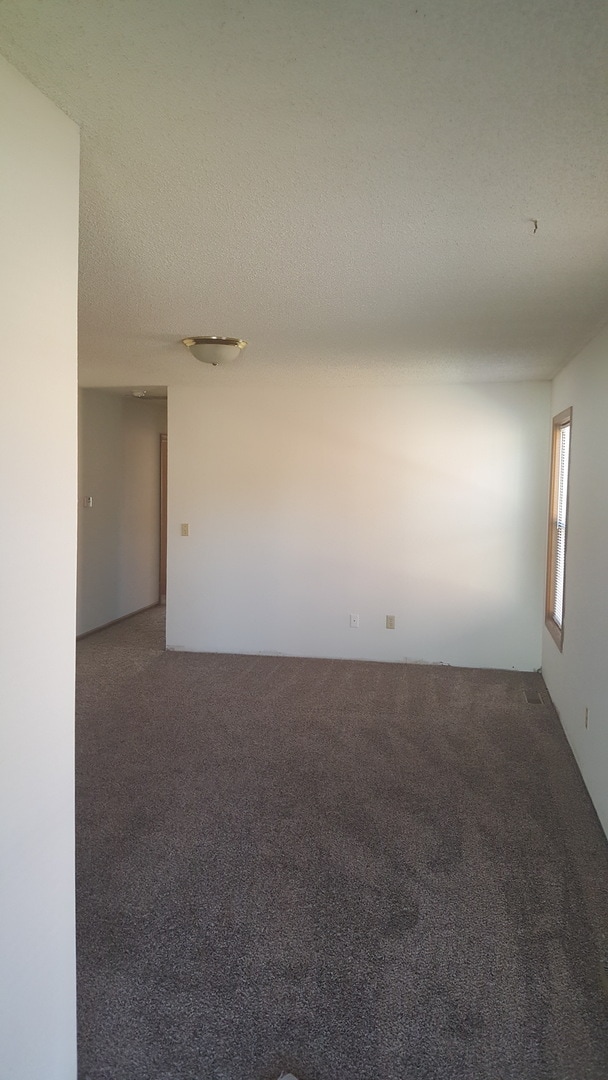 Building Photo - Great 3 Bed 2 Bath 2 Car Garage Flat Duplex- Pets ok!