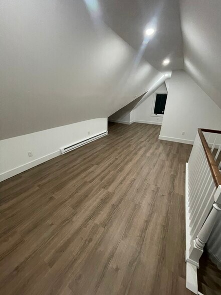 Building Photo - 13 Division St W