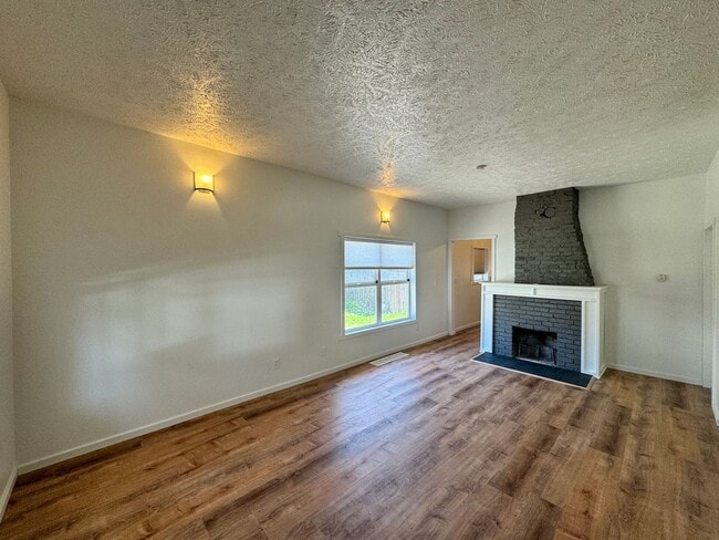 Building Photo - Gorgeous 4 Bed, 2 Bath Home on South Hill!