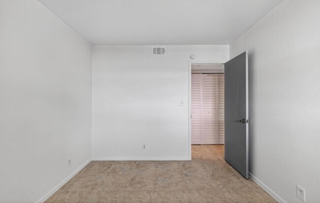 Building Photo - 117 Lake Emerald Dr