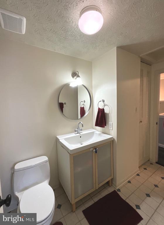 Building Photo - 9405 Chippenham Dr