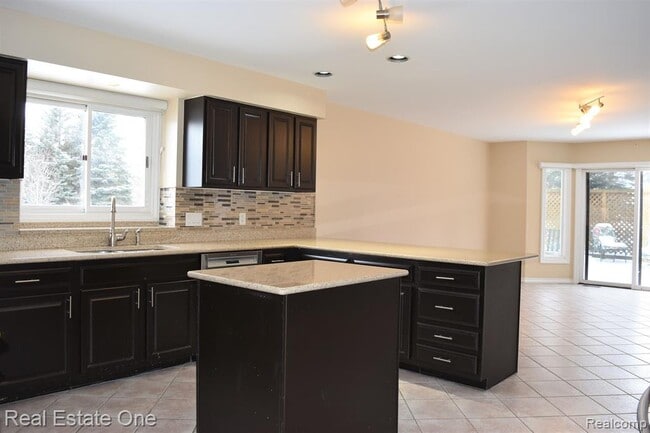 Building Photo - 5841 Ruby Dr