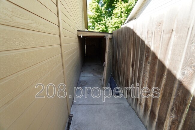Building Photo - 12303 W Abram Dr