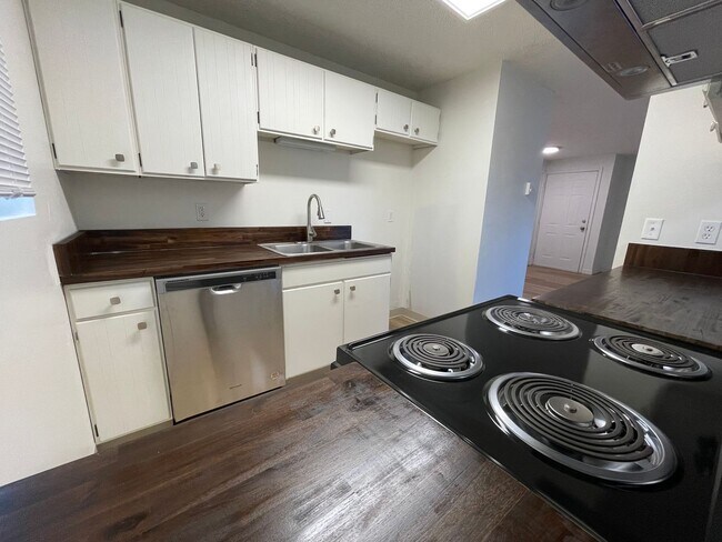 Building Photo - DESIRABLE MILLWOOD NEIGHBORHOOD ON TREE LI...