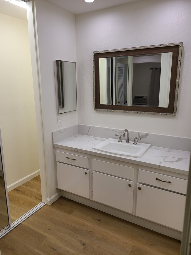 Vanity - 184 Streamwood