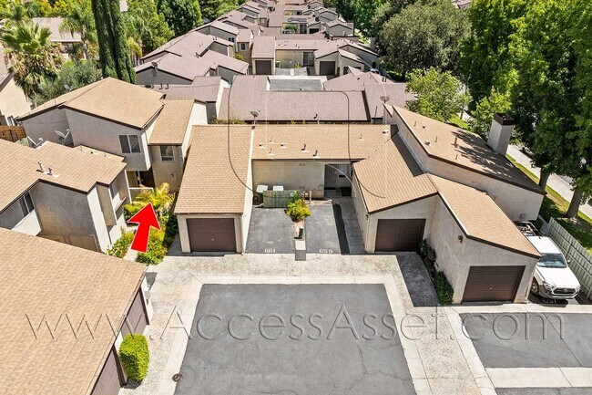 Building Photo - 661 Parkview Dr