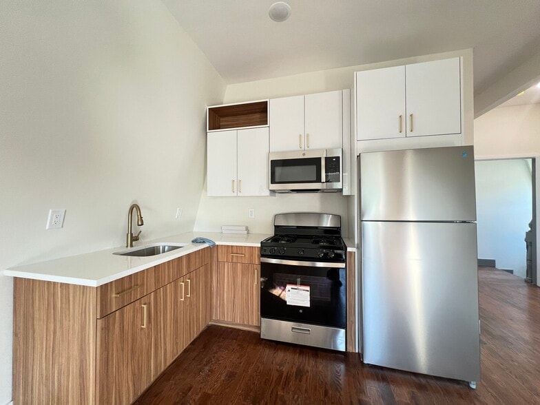 Unit 5 - 44 Van Nostrand Ave