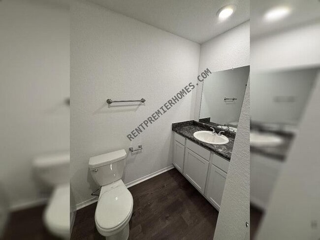 Building Photo - 34-10 10 Point Ln