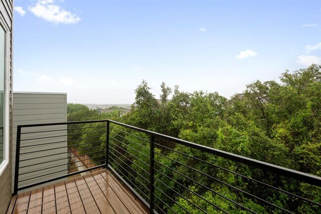 Building Photo - 2309 Montopolis Dr