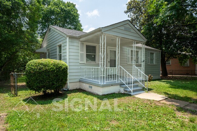 Building Photo - 3038 Highland Dr