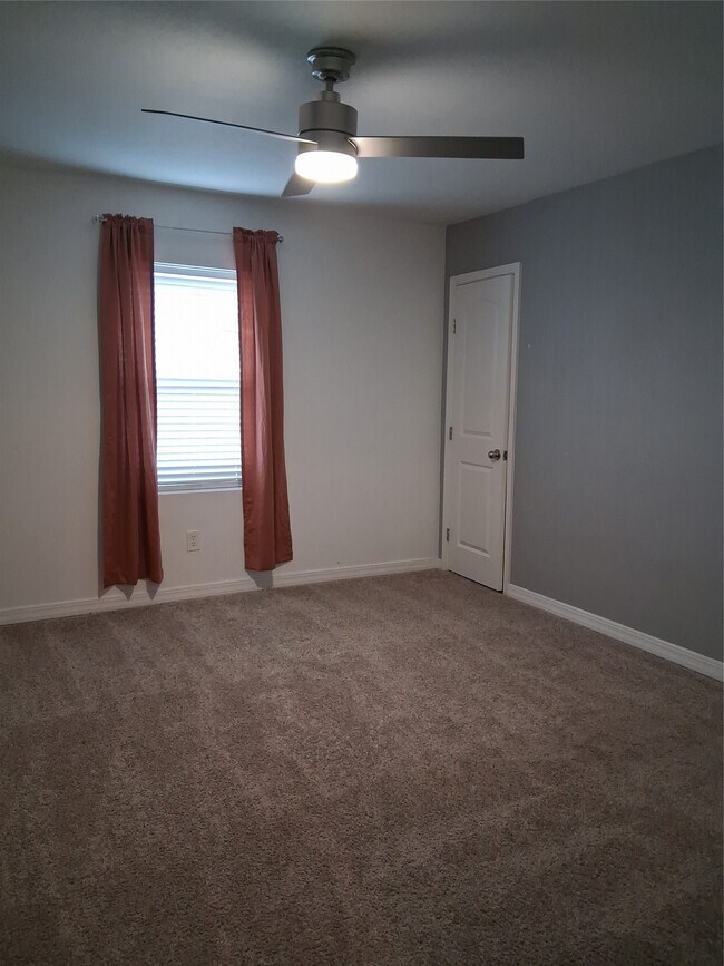 Building Photo - 10015 Dawn Brook Dr