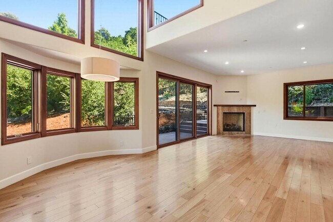 Building Photo - 3911 Pepper Tree Ct