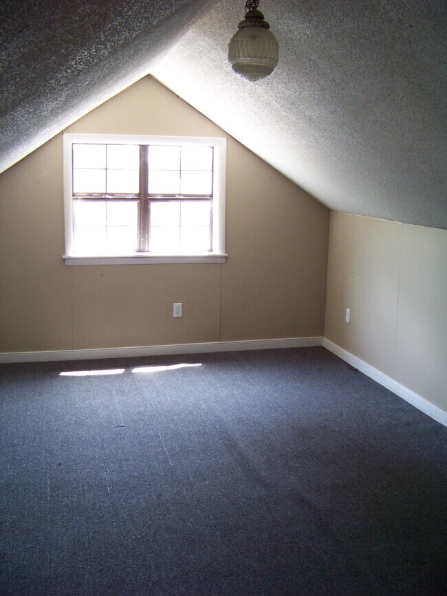 Building Photo - 28 N Broadview St