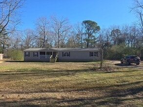 Building Photo - Refurbished 4 bedroom 2 bath