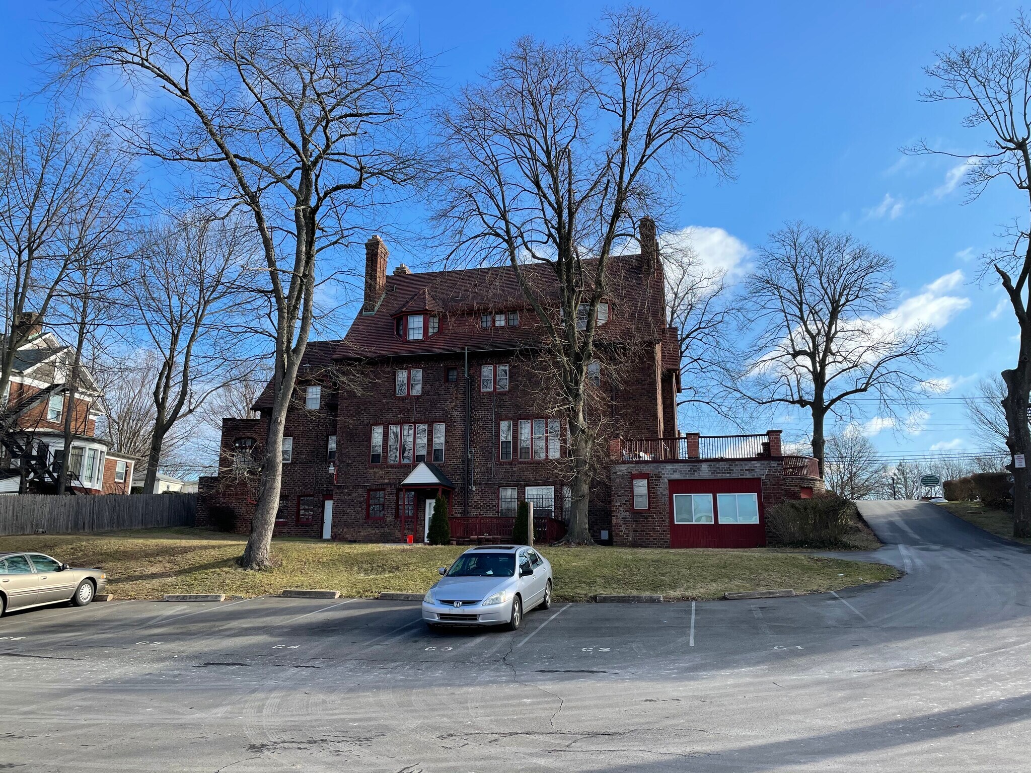 Building Photo - 570 Prospect St
