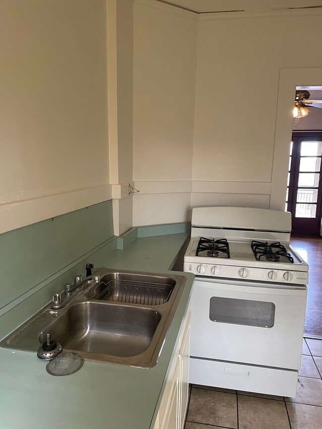 Building Photo - GrandAveW302-6