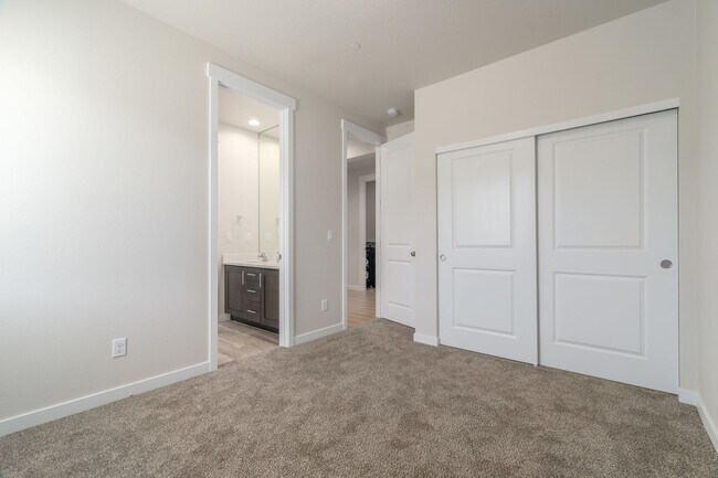 Building Photo - Gorgeous Home with a view!! Available Now!!