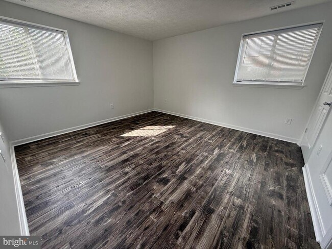 Building Photo - 2125 Wainwright Ct