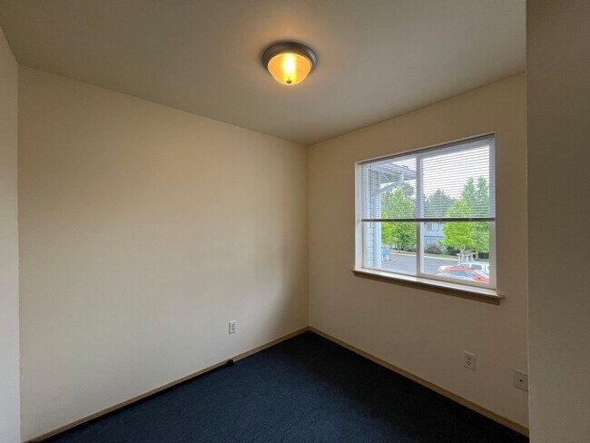 Building Photo - Three Bedroom Townhouse Style Unit