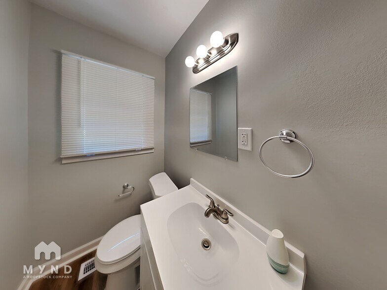 Building Photo - 1348 David Cir