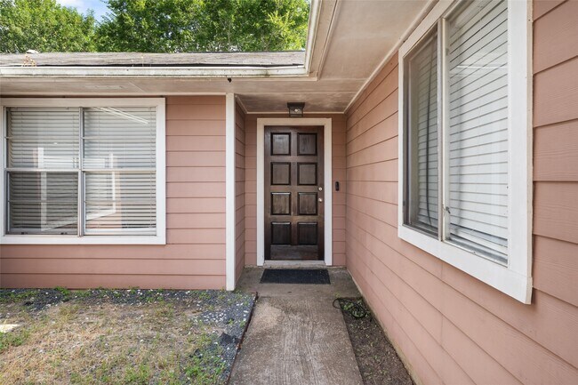 Building Photo - 1202 Manorglen Dr
