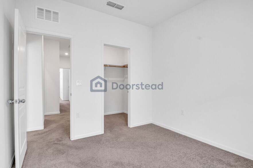 Building Photo - 25443 Parklane Dr